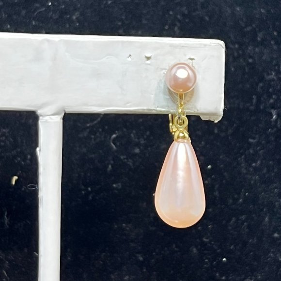 Vintage Gold Tone Faux Pink Pearl Screw Hinged Clip On Earrings (3518) - Picture 2 of 9